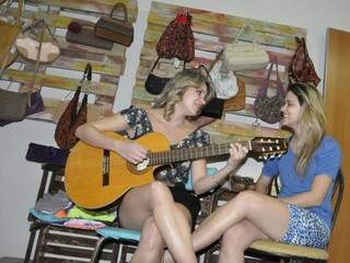 Cantar também é um paixão das irmãs. (Foto: Marcelo Calazans) 