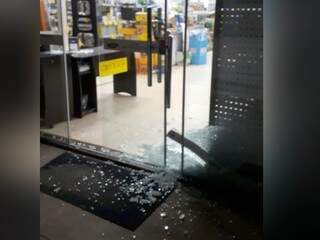 Estilhaços da porta de vidro da loja de material de construção ficaram espalhadas pelo chão (Foto: Direto das Ruas) 