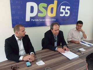 Antônio Lacerda (centro) ao lado de Robison Gatti, durante evento do PSD (Foto: Divulgação - PSD)