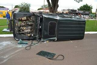 Acad&ecirc;mico &eacute; &quot;fechado&quot; por &ocirc;nibus e capota Land Rover na Afonso Pena