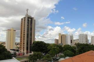 Campo Grande amanheceu com céu entre nuvens e previsão é de chuva na maioria das cidades de MS. (Foto: Marcos Ermínio) 