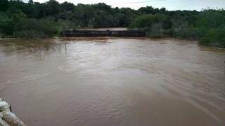 O rio Amambai subiu mais de 7 metros, sobrepondo a ponte que dá acesso à Escola Agrícola. (Foto: Defesa Civil/ Divulgação)