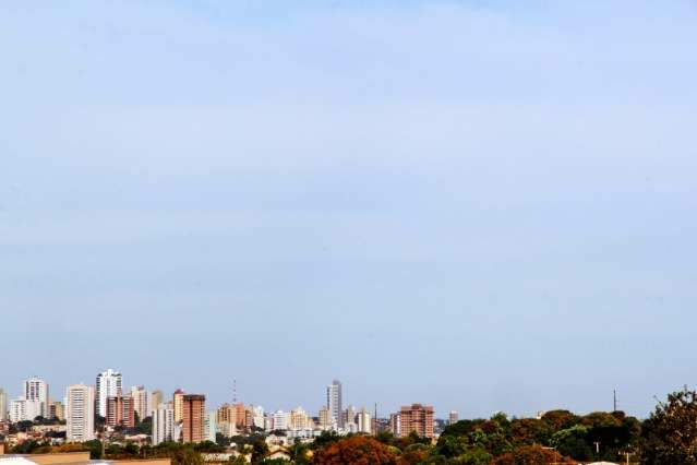 Ter&ccedil;a-feira amanhece com c&eacute;u entre nuvens, mas previs&atilde;o &eacute; de calor em MS