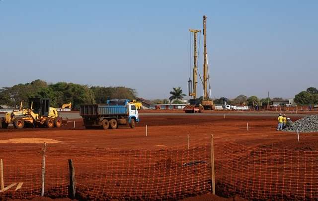 Casa do Trabalhador distribui senhas para candidatos a vagas em atacado