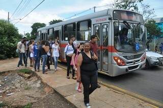 Número de alunos que foram de ônibus para a prova é grande. (Foto: Marcelo Calazans)