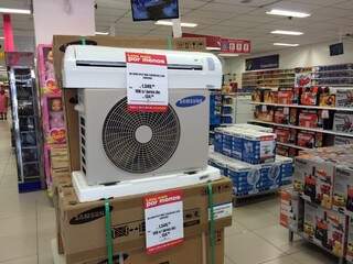 Neste ano, tanto ventiladores, quanto condicionadores de ar, estão cerca de 30% mais caros. (Foto: Liana Feitosa)