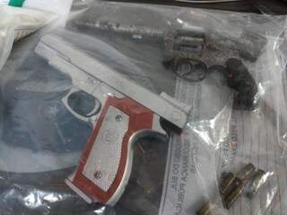 Uma das armas apreendidas pela polícia eram de brinquedo. (Foto: Adilson Domingos) 