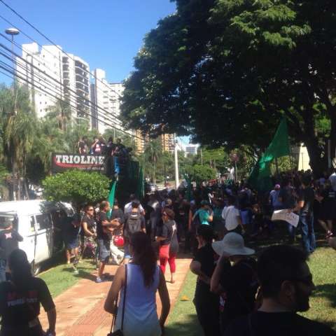 Prefeito reitera proposta de 2,7% a professores, que fazem assembleia