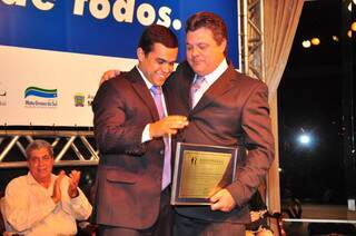 Prefeito de Terenos, Beto Pereira entrega placa de posse ao novo presidente da Assomasul, Jocelino Krug, que é prefeito de Chapadão. (Foto: João Garrigó).