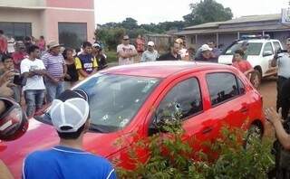 Carro crivado de balas em Paranhos (Foto: Direto das Ruas)