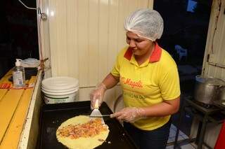 Magali preparando a omelete recheada. (Foto: Minamar Júnior)