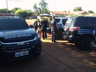 Equipes policiais cumprindo mandados de prisão em Três Lagoas (Foto: André Barbosa/JP News)
