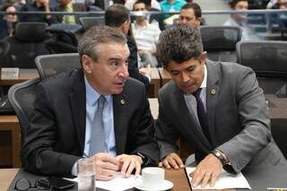 Deputados Paulo Correa (PR) e Rinaldo Modesto (PSDB), durante sessão na Assembleia (Foto: Assembleia/ALMS)