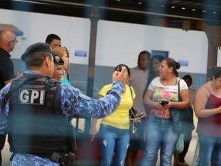 Grupo especial da Guarda foi acionado para dispersar manifestantes no terminal (Foto: Marcos Maluf)
