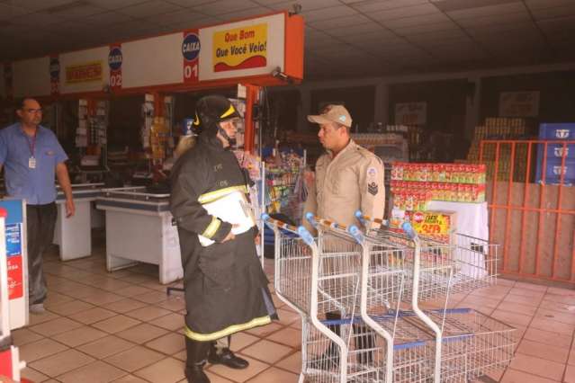 Princ&iacute;pio de inc&ecirc;ndio fecha supermercado na Avenida Tamandar&eacute;