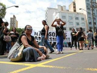 Demitidos das entidades foram às ruas protestar. (Foto: Fernando Antunes)