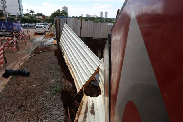 Barranco cede e trabalhador fica ferido em obra de condom&iacute;nio perto de shopping