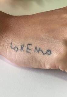 Rafaela se emocionou quando Lorenzo escreveu o nome pela primeira vez e resolveu tatuar. (Foto: Arquivo Pessoal)