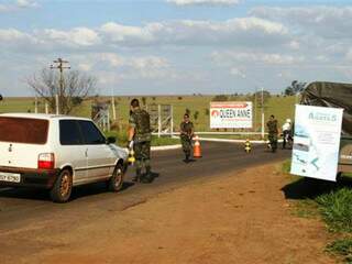 Bloqueios e abordagens foram feitos nas rodovias de acesso à cidade, na fronteira com o Paraguai (Foto: Divulgação)