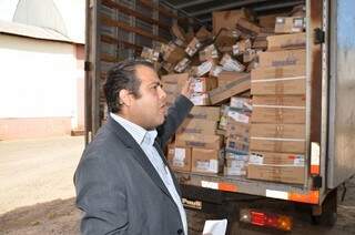 Secretário Ivandro Fonseca recebeu na sexta-feira remessa emergencial de medicamentos e materiais do Governo do Estado. (Foto: Vanderlei Aparecido)