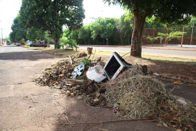 Prefeitura amontoa lixo em avenida e revolta moradores no Estrela do Sul