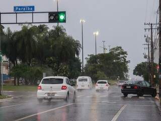 Dia amanheceu chovendo em Campo Grande e previsão é de mais chuva no decorrer do dia (Foto: Henrique Kawaminami) 