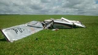 Avião em que o casal estava caiu na manhã dessa sexta-feira (26) no município de Jaguapitã (Foto Polícia Militar do Paraná)