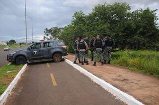 Policiais do Batalhão de Choque isolando área onde bandidos fugiram (Foto: Paulo Francis)