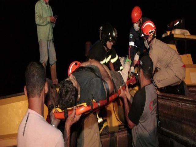 Homem tem p&eacute; e parte da perna esmagados ao escorregar de colheitadeira 