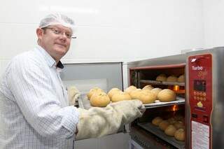 Empresário é quem faz o pão do restaurante (Fotos: Marcelo Victor)