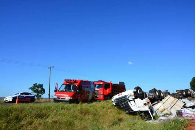 Motorista morre ap&oacute;s carreta bitrem tombar na MS-338