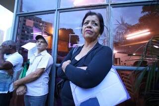 Vilma de Oliveira, que chegou às 6h15 na central para levar documentos (Foto: André Bittar)