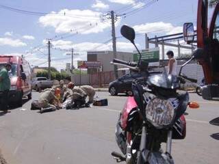 Idoso foi atingido por moto na Rua Joaquim Murtinho (Foto: Alan Nantes)