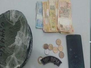 Com a mulher, além das drogas, também foi encontrado dinheiro e um celular (Foto: Vicentina Online)