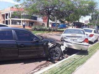 BMW bate em ve&iacute;culo parado e fica parcialmente destru&iacute;da