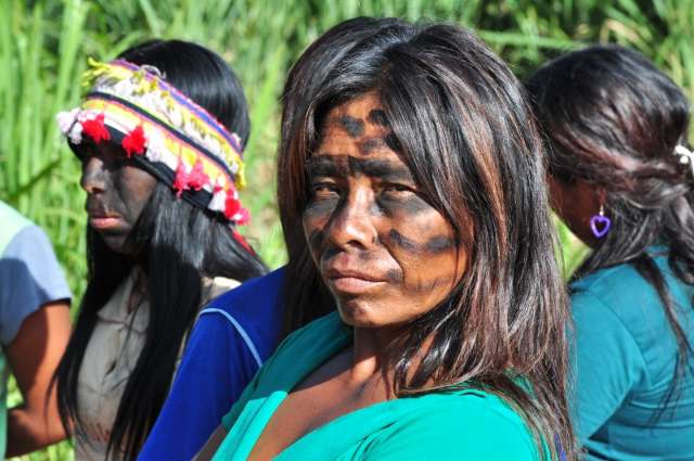 Crian&ccedil;as e jovens ind&iacute;genas s&atilde;o os mais atingidos por clima de guerra
