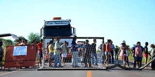 Moradores de assentamento bloquearam a BR 262 em protesto pela falta de água e assistência. (Foto: Divulgação/Anderson Gallo)