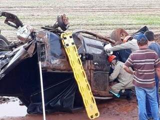 Suspeito tenta fugir, colide em dois carros e uma pessoa &eacute; gravemente ferida