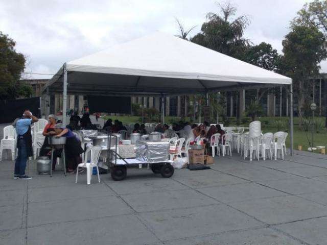 Com arroz carreteiro na entrada. ação pede melhoria para servidores da Educação 