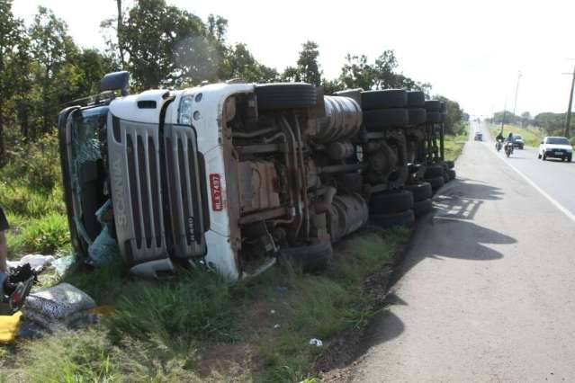 Motorista perde o controle da dire&ccedil;&atilde;o e caminh&atilde;o tomba na BR-163