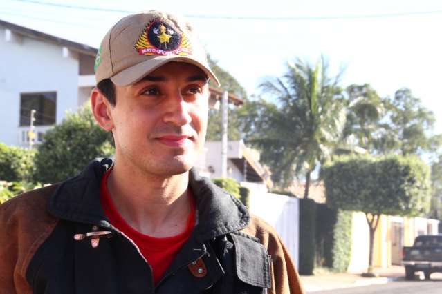 Sem viaturas livres, moradores t&ecirc;m de conter inc&ecirc;ndio na base do mutir&atilde;o