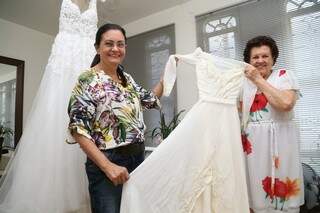O primeiro vestido de noiva feito por Dora foi da filha, Fátima. (Foto: Marcos Ermínio)