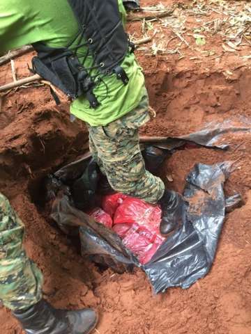 Pol&iacute;cia paraguaia encontra 5 toneladas de maconha enterradas na fronteira