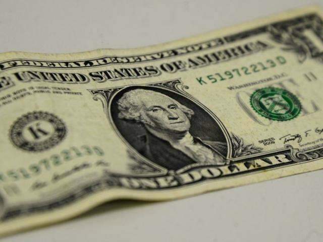 D&oacute;lar sobe pelo 3&ordm; dia, fecha a R$ 3,734 e soma alta de 1,96% na semana