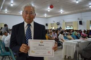 Ex mecânico, hoje aposentado Francisco Seike Sherado com seu diploma de aniversário em mãos. (Foto: Thaís Pimenta)
