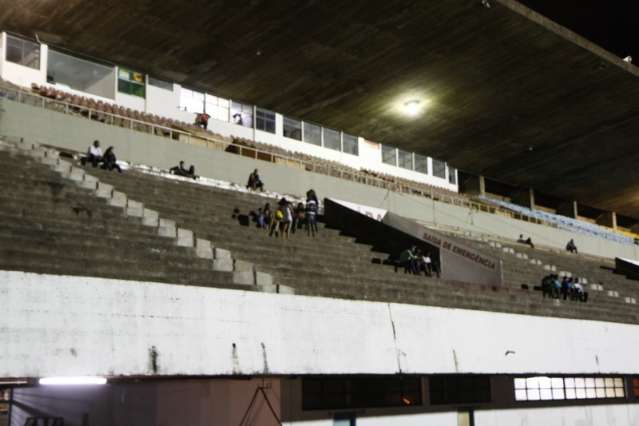 Sem terer&eacute; e com jogo pela TV, cl&aacute;ssico &eacute; desastre de p&uacute;blico