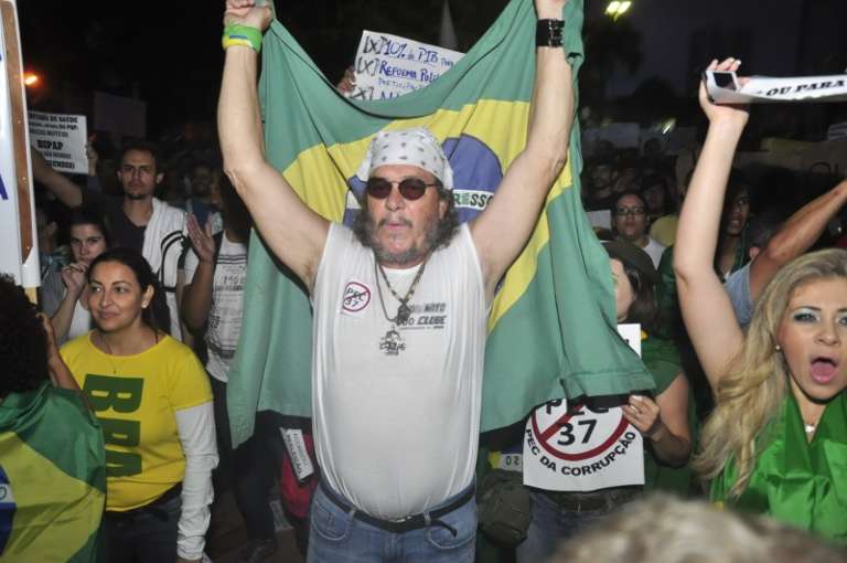 Manifestante usou a bandeira do Brasil durante a manifestação. (Foto: Cleber Gellio)