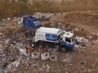 Caminhão da Berpram foi flagrado despejando todo tipo de resíduo na usina de compostagem Organoeste. (Foto: Direto das Ruas)