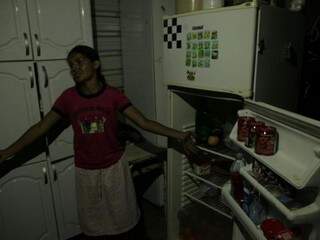 Kelly mostra alimentos que recebeu de doações na geladeira, mas podem estragar por causa da falta de energia (Fotos: João Paulo Gonçalves)