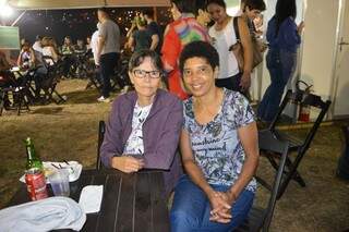 As amigas, Cremilda Kenoshita à esquerda ao lado da professora, Ilza Helena de Melo (Foto: Alana Portela)